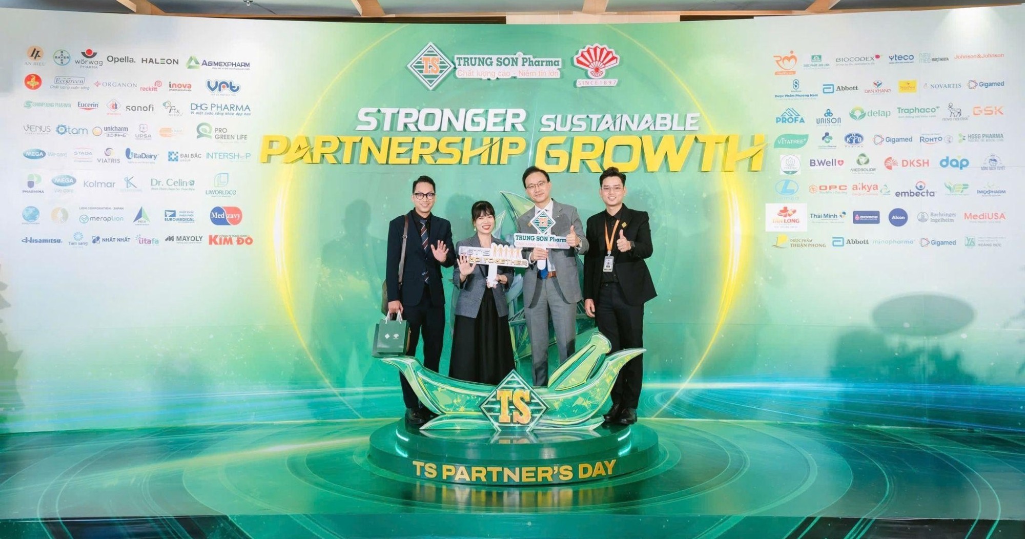 MEDBOLIDE TỰ HÀO GÓP MẶT TẠI “OUTSTANDING CONTRIBUTION AWARD”  CỦA CHUỖI NHÀ THUỐC TRUNG SƠN